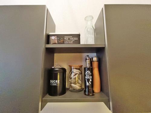 une étagère dans un placard avec quelques articles dans l'établissement La Maladeta, T2, wifi, ascenseur, casier à skis, 4 personnes, à Luchon