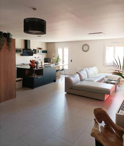 un salon avec un canapé et une cuisine dans l'établissement Maison 6p & jardin près de la mer et l'Espagne, à Corneilla-del-Vercol