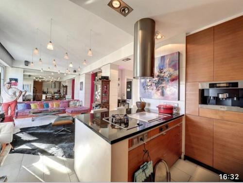 une cuisine avec un comptoir et un salon dans l'établissement Promenade des Anglais Center Sea and Beach front design flat with Private Garden, à Nice