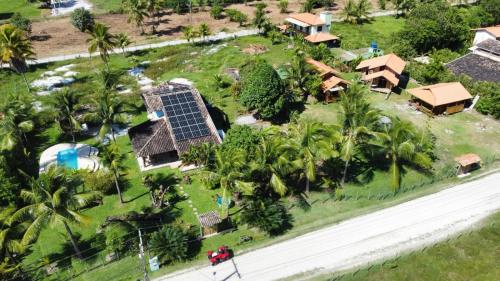 widok z powietrza na dom z panelami słonecznymi w obiekcie Recanto de tranquilidade próximo a Morro e Boipeba. Casa espaçosa com piscina a 5 minutos a pé da Praia. w mieście Garapuá