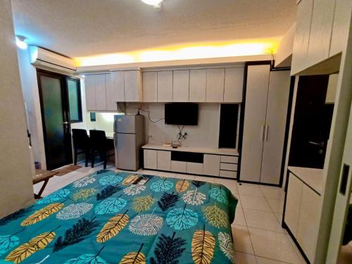 een kamer met een keuken en een bed in een kamer bij Ov Room in Jakarta