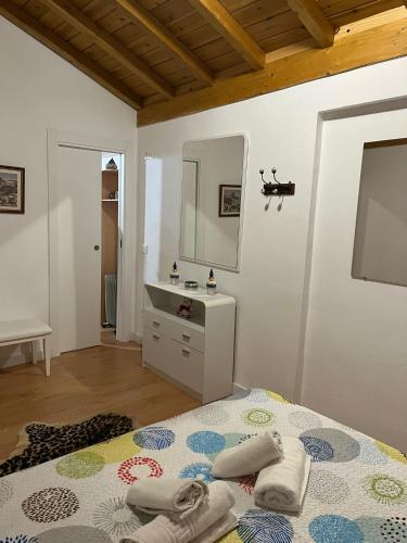 1 dormitorio con 1 cama con toallas en Apartamento patio de los leones, en Granada