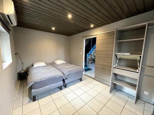 1 dormitorio con 1 cama y vestidor en La parenthèse - Domaine prestige, en Osenbach