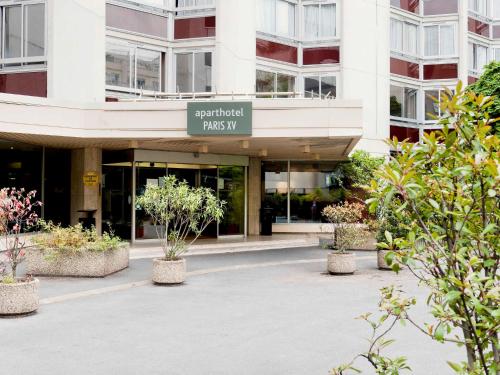 un bâtiment avec un panneau qui lit le spiriparkyr spirituel dans l'établissement Aparthotel Adagio 4personnes paris 15eme,parking inclus ,proche Arena et parc expo, à Issy-les-Moulineaux