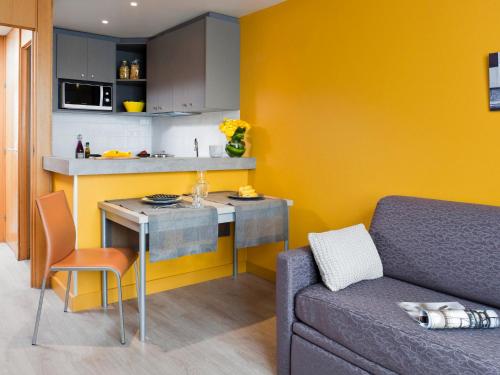 Kuchyň nebo kuchyňský kout v ubytování Aparthotel Adagio 4personnes paris 15eme,parking inclus ,proche Arena et parc expo