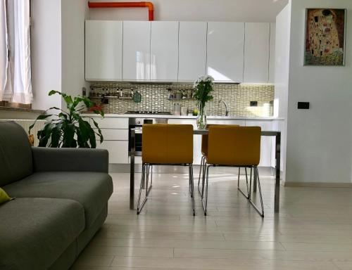 Una cocina o zona de cocina en Intero Appartamento LGBTQ+ zona Loreto