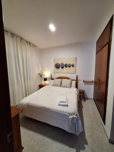 1 dormitorio con 1 cama grande en una habitación en Apartamento California 3, en Miami Platja
