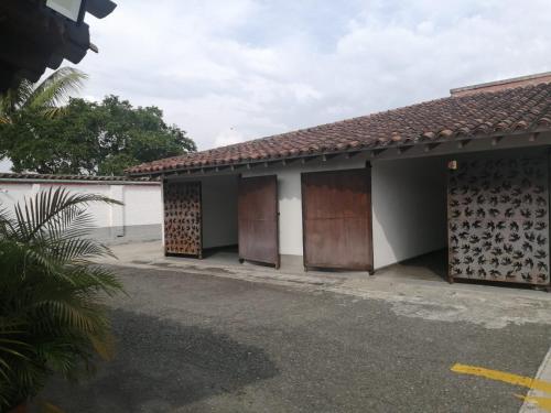 a building with three doors and a courtyard at MOTEL CUPIDO (PALMIRA) in Palmira