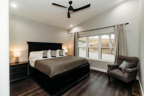 Кровать или кровати в номере Luxury Cliffside Hammock House