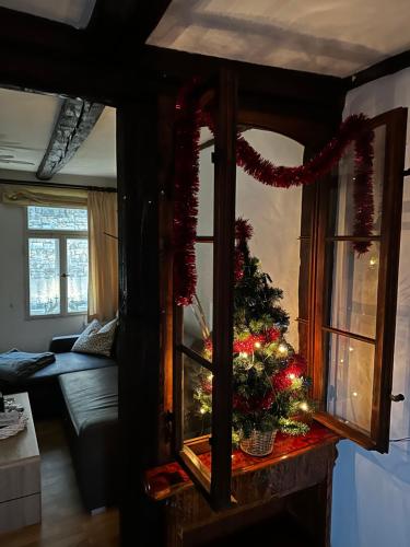 una sala de estar con chimenea y un árbol de Navidad en Ferienhaus Castle View Quedlinburg, en Quedlinburg