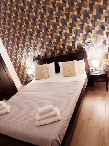 a bedroom with a large bed with towels on it at House Toledo in Naples