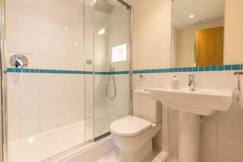 een badkamer met een toilet, een douche en een wastafel bij Tawny House CW6 Lakeside Spa Property in Somerford Keynes