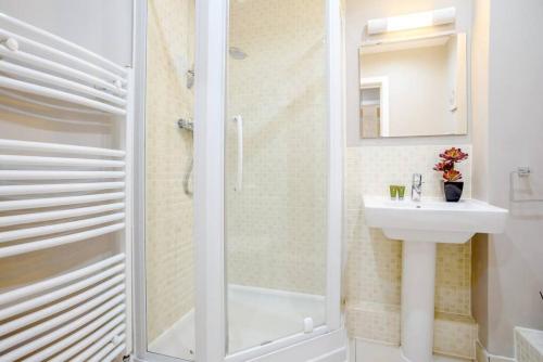a bathroom with a shower and a sink at Pennyroyal Lodge HM31 Lakeside Spa Property in Somerford Keynes