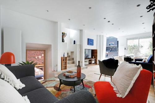 un salon avec des canapés et une table dans l'établissement Amazing apartment 10P3BR Beaubourg - Centre de Paris, à Paris