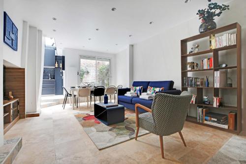 un salon avec un canapé bleu et une table dans l'établissement Amazing apartment 10P3BR Beaubourg - Centre de Paris, à Paris