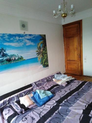 1 cama en una habitación con un cuadro en la pared en Hostel Levan, en Tiflis