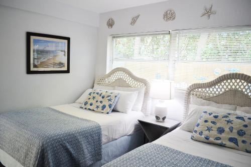 Ένα ή περισσότερα κρεβάτια σε δωμάτιο στο AMAZING LOCATION ! direct across ST, from beach