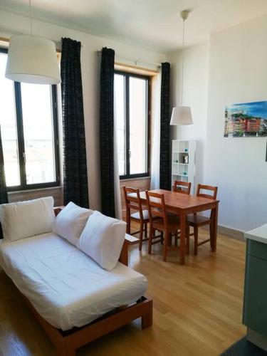 un salon avec un canapé et une table dans l'établissement Le Rhône à vos pieds, Bellecour à quelques pas, à Lyon