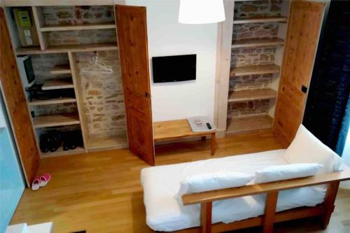 uma sala de estar com um sofá branco e uma televisão em Le Rhône à vos pieds, Bellecour à quelques pas em Lyon