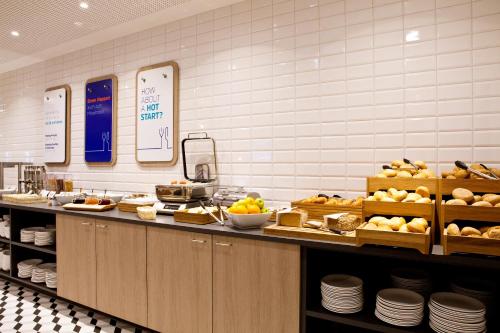 ein Buffet in einem Restaurant mit Speisen darauf in der Unterkunft Holiday Inn Express Bochum, an IHG Hotel in Bochum