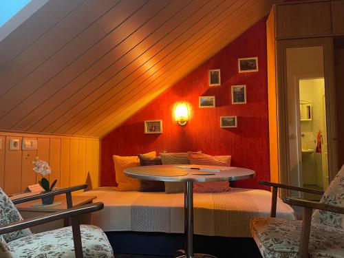 a room with a bed and a table and chairs at Pension Grasse Hofladen Cafe GenießerImbiss Kehrigk in Kehrigk