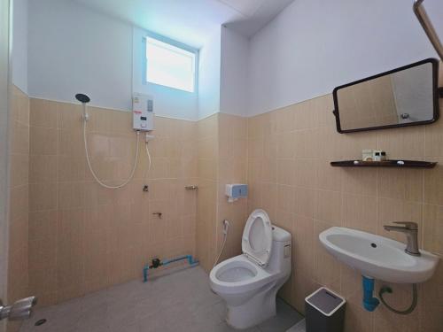 La salle de bains est pourvue de toilettes et d'un lavabo. dans l'établissement Ban Chahomm Guesthouse, à Betong