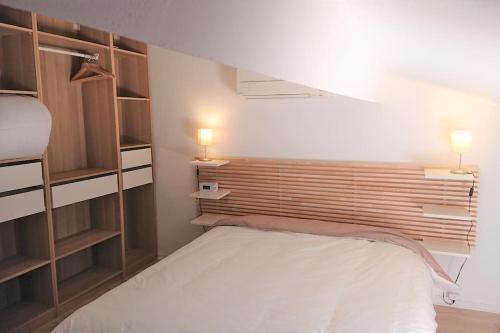 - une chambre avec un lit doté de deux lumières et d'étagères dans l'établissement Mazet Font Mourier- Gassin_Golfe de Saint-Tropez, à Gassin