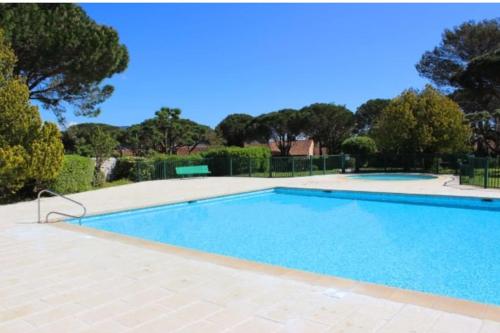 - une grande piscine dans une cour arborée dans l'établissement Mazet Font Mourier- Gassin_Golfe de Saint-Tropez, à Gassin