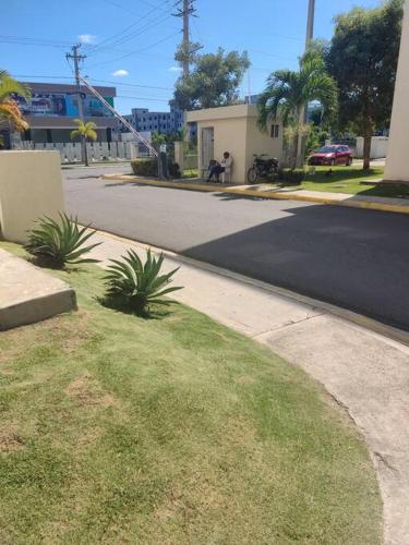 a street with palm trees on the side of the road at Apartamento acogedor J-A in Los Paredones