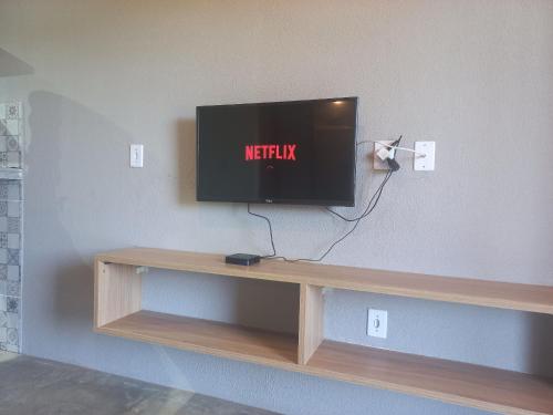 TV a/nebo společenská místnost v ubytování Flats da Ilha 2 Quartos