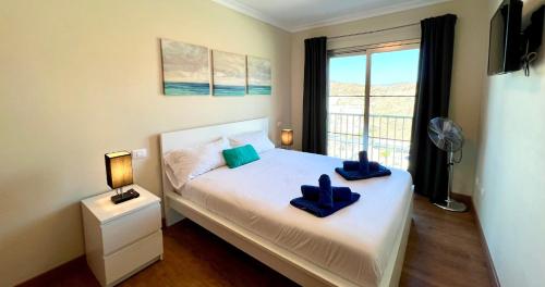 Ένα ή περισσότερα κρεβάτια σε δωμάτιο στο Spacious House with Pool Views and BBQ, Eternal Summer Serenity