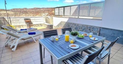 Spacious House with Pool Views and BBQ, Eternal Summer Serenity