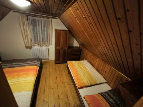 Cama o camas de una habitación en Chata Pod Jedľou