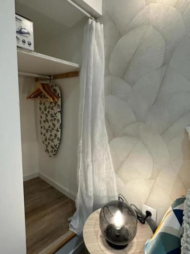 Cette chambre dispose d'une table et d'une bouilloire. dans l'établissement LeRelaisdOdile_QSL * Maison * HyperCentre * FREE WIFI, à Cambrai