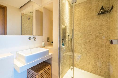 a bathroom with a sink and a shower at Lux Duplex near Oxford St in London