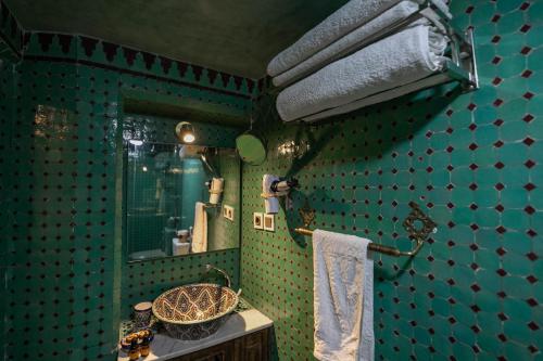 A bathroom at Dar Borj
