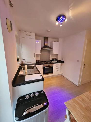 a kitchen with a stove and a counter top at Stylish 2 Bedroom Semi-Detached House in Leicester in Leicester