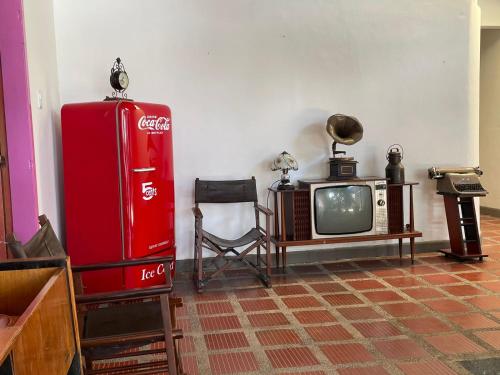 a room with an old refrigerator and a tv at Casa de los Colores in Honda
