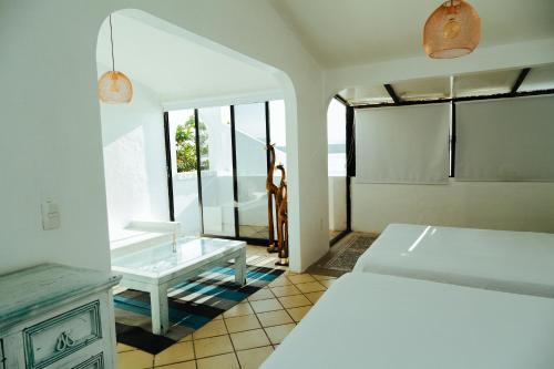 1 dormitorio con 1 cama y 1 mesa en una habitación en Bendito Teques, en Tequesquitengo