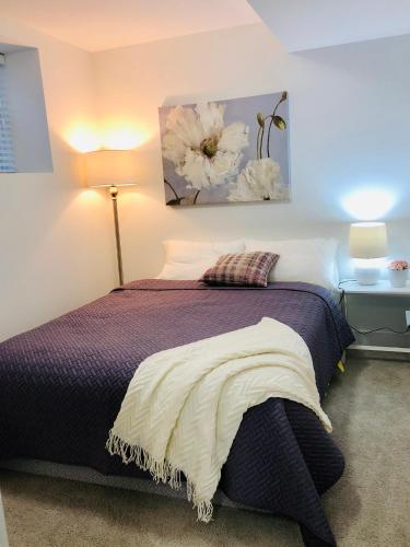 a bedroom with a bed and a painting on the wall at Homelike & cozy suite in Langley
