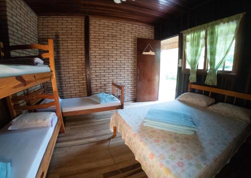 Tempat tidur dalam kamar di PETAR Pousada Núcleo Terra Iporanga