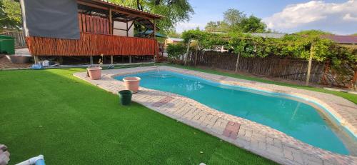 una imagen de una piscina en un patio en Maun Luxury Oasis, en Maun