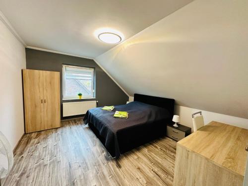 - une petite chambre avec un lit et une fenêtre dans l'établissement Ferienwohnung am Hafen Rüstersiel, à Wilhelmshaven