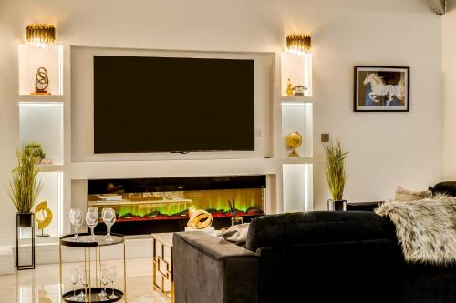 Uma televisão e/ou sistema de entretenimento em Sky Way Apartments