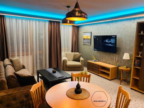 un soggiorno con divano e tavolo di Deluxe Apartment 33 Mountain Lodge Pamporovo a Pamporovo