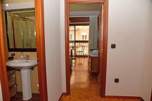 オウレンセにあるPiso Ourense Bonito y Termalのバスルーム(洗面台、鏡付)、廊下