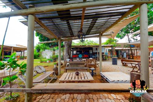 un pabellón con mesa de picnic y bancos en Hostel Chapada Dos Guimarães, en Chapada dos Guimarães