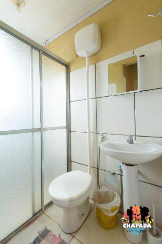 a bathroom with a toilet and a sink at Hostel Chapada Dos Guimarães in Chapada dos Guimarães
