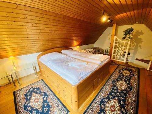 una camera da letto con letto in una camera in legno di Ferienhaus Segelboot a Warnemünde