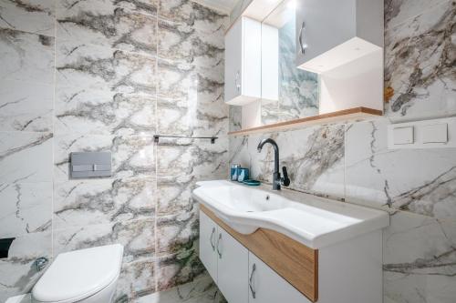 a bathroom with a sink and a toilet at Modern Flat 5 min to Mahmutlar Beach in Alanya in Mahmutlar